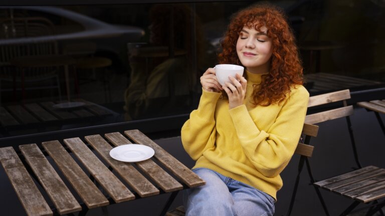 ¿Cómo ser feliz estando solo? 10 claves desde la psicología