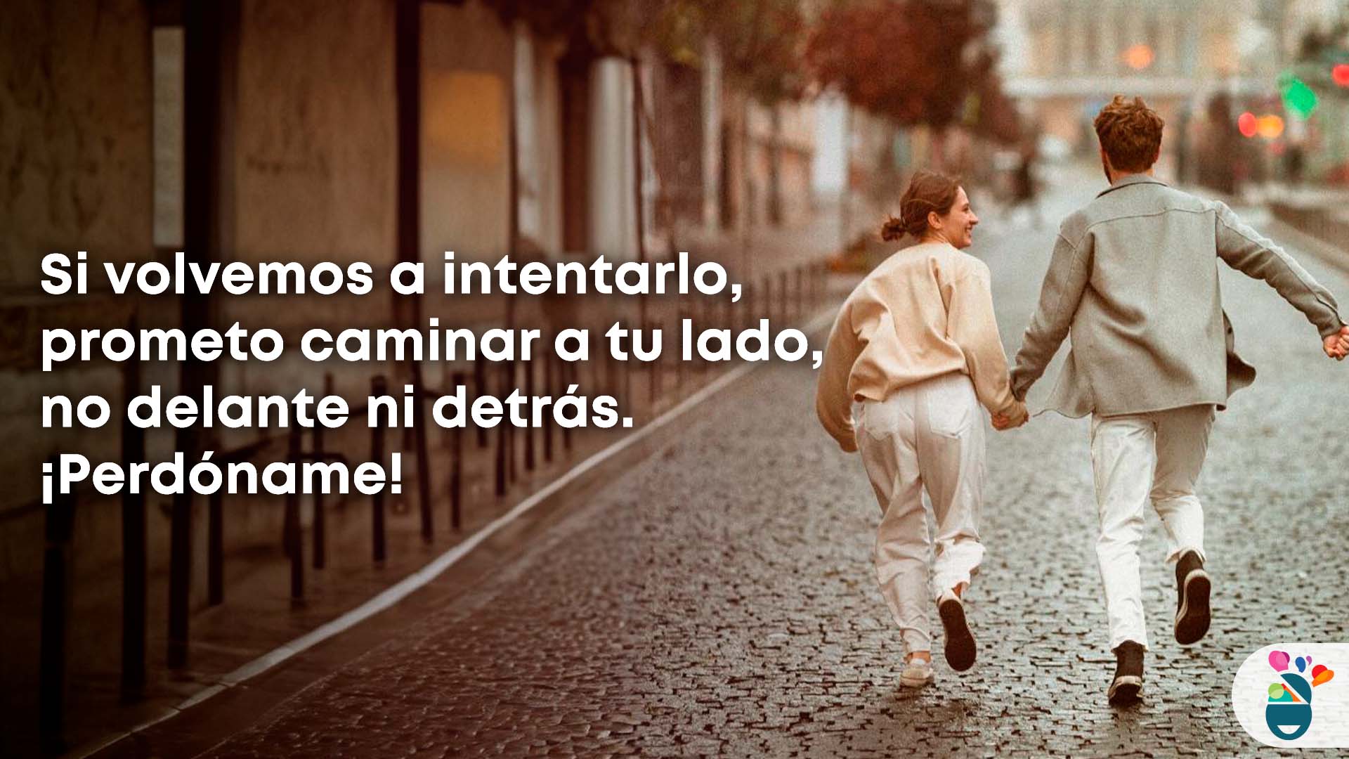 Pareja que se reconcilió corre de la mano por la calle