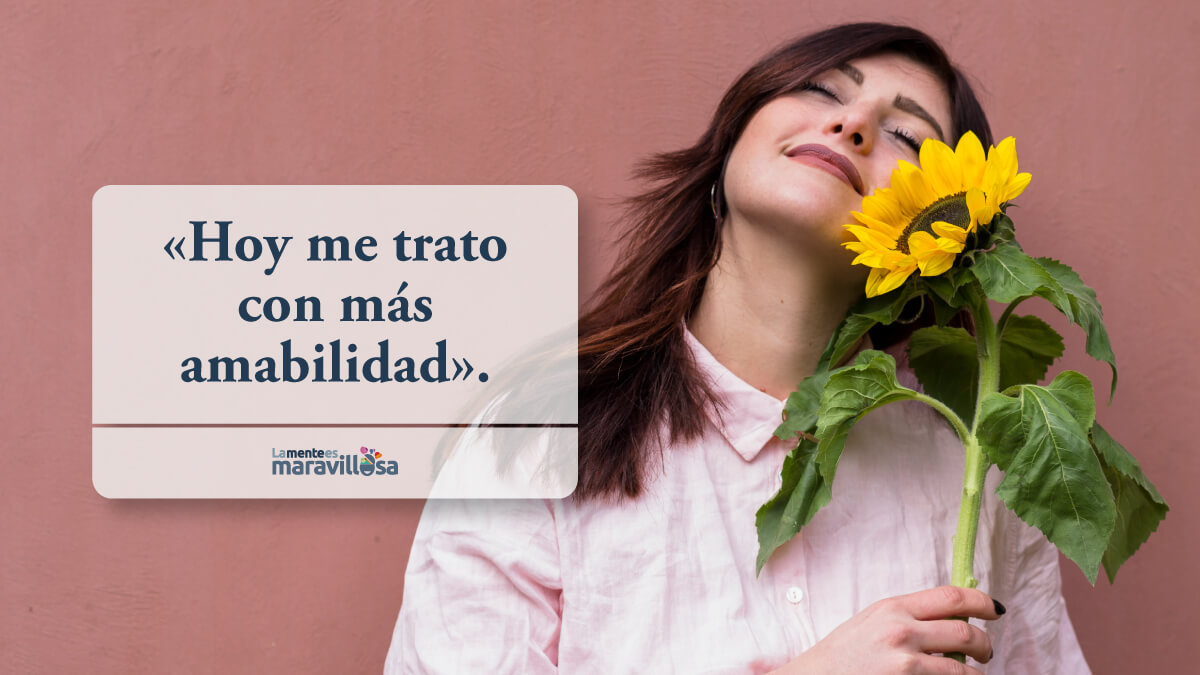 Chica con un girasol sonriendo porque tiene madurez emocional