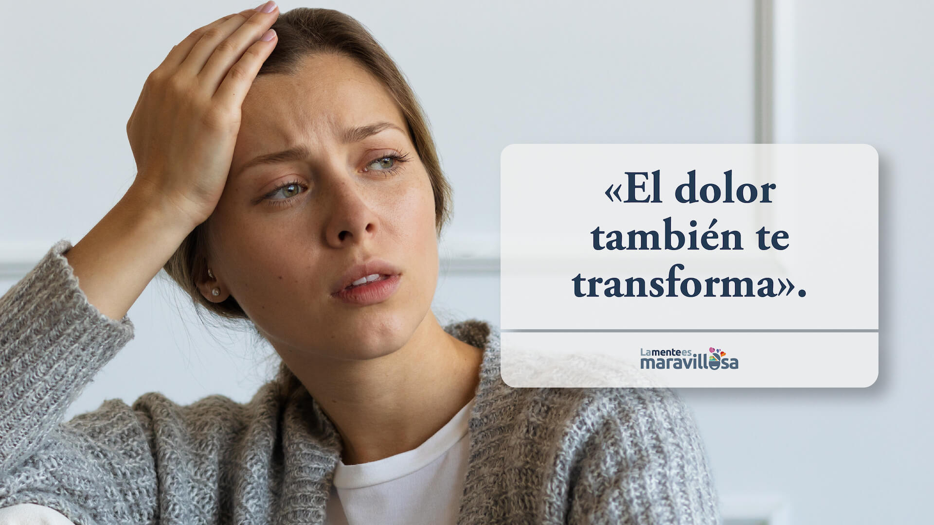 Chica pensativa junto a una frase de resiliencia y madurez emocional