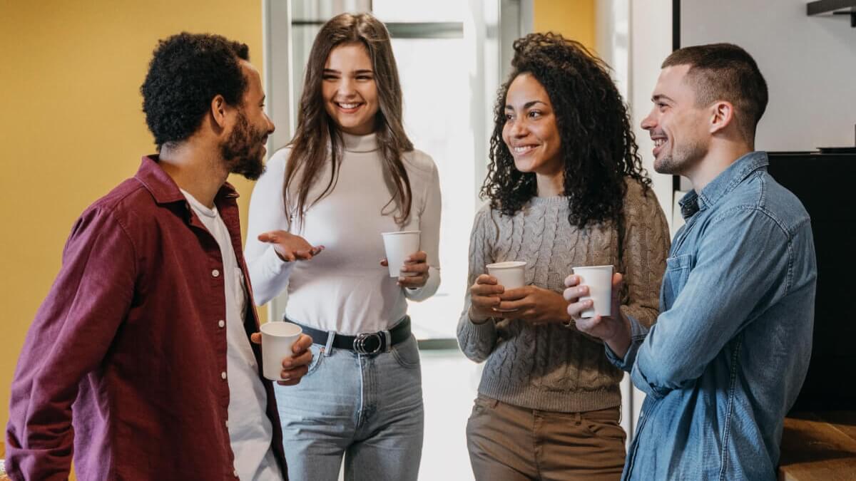 Blikken bij de ontmoeting van een nieuw groepslid