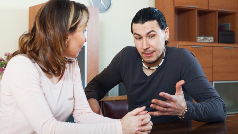 El significado de desviar la mirada cuando hablas, según la psicología