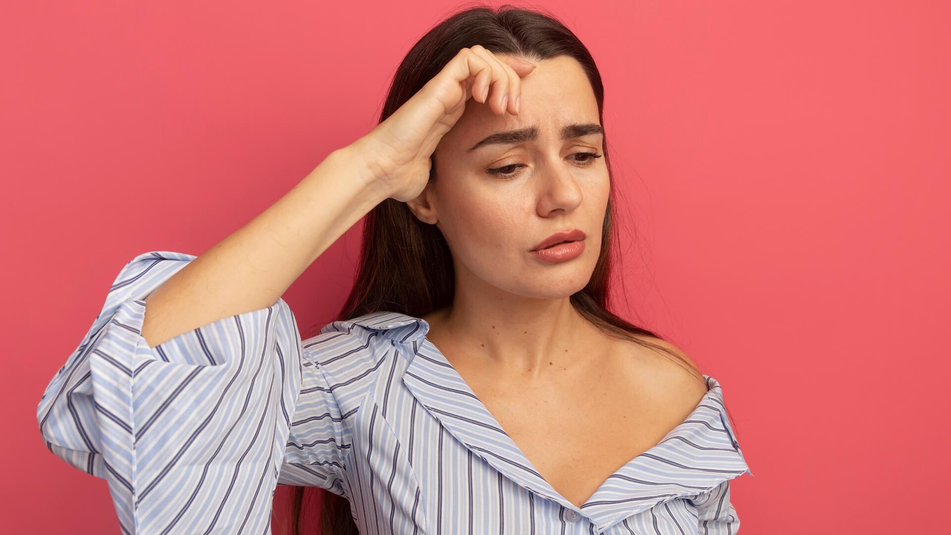 Droevige vrouw kijkt naar beneden