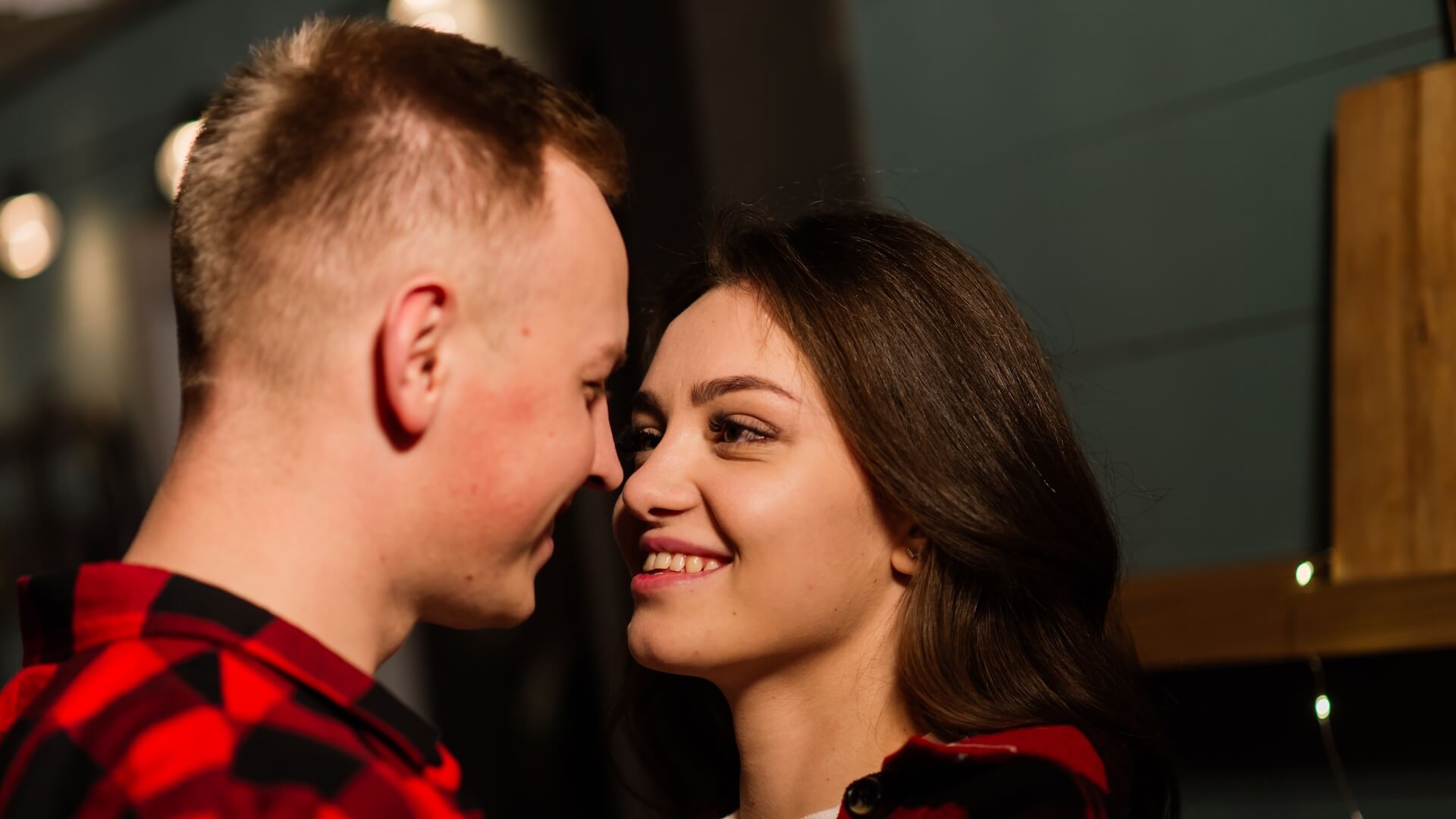 Jongens met een van de meestvoorkomende soorten blikken waarvan de betekenis verliefdheid is