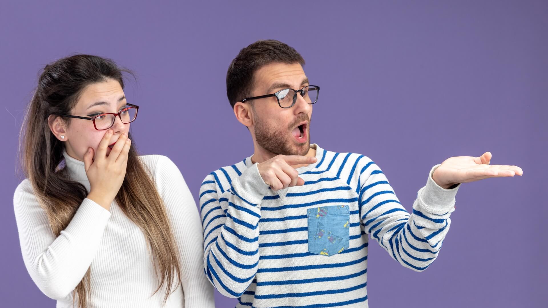 Jongens gebruiken een scannende blik om iemand te bekritiseren