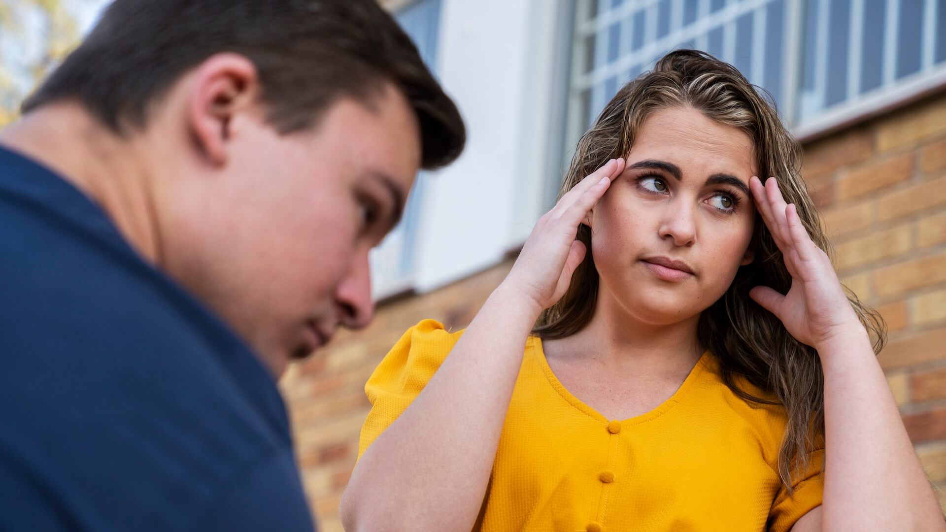 Pareja aplica uno de los tipos de mirada con signfificado esquivo