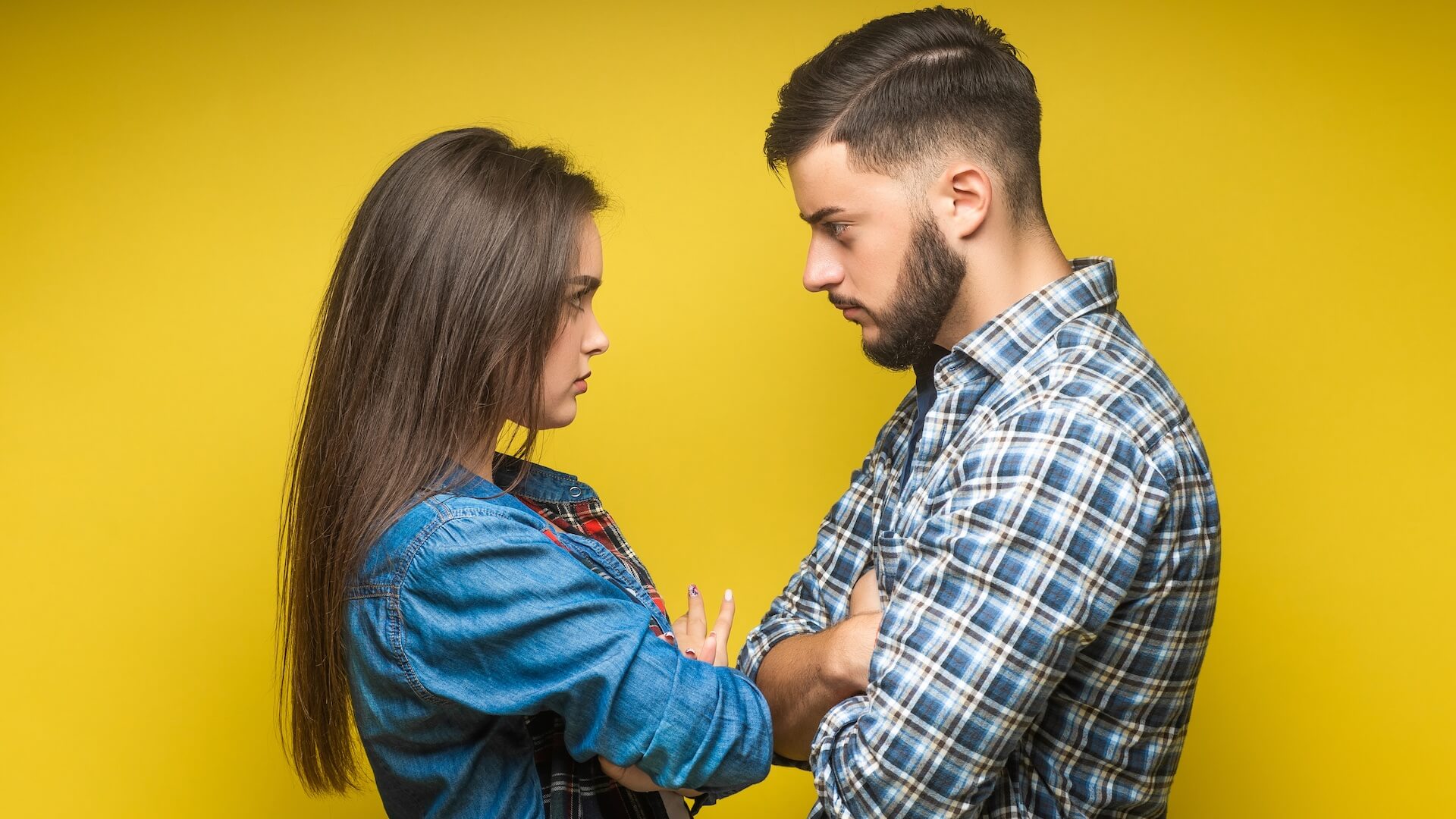 Pareja mirándose fijamente
