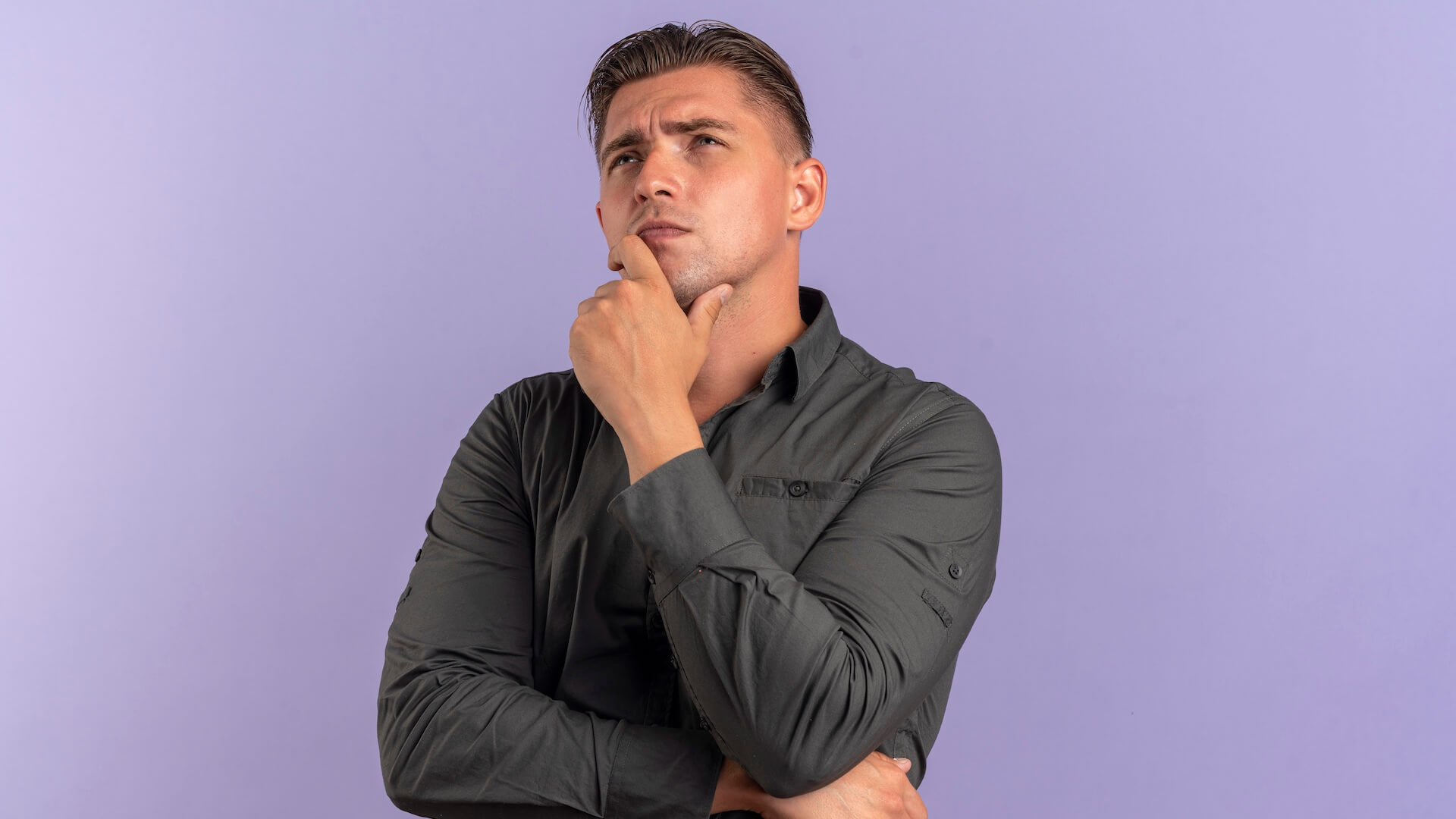 Hombre pensativo mira hacia arriba