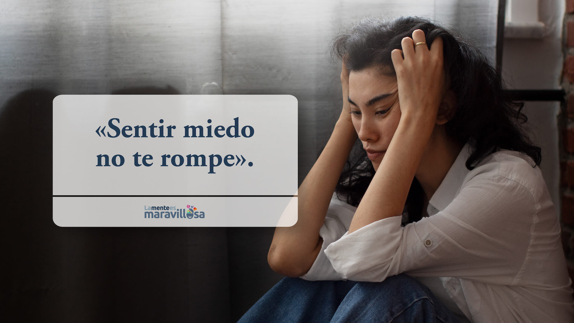 Mujer con las manos en la cabeza piensa en una de las frases de madurez emocional