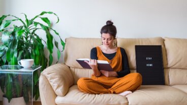 ¿Por qué prefieres quedarte en casa en lugar de salir con amigos?