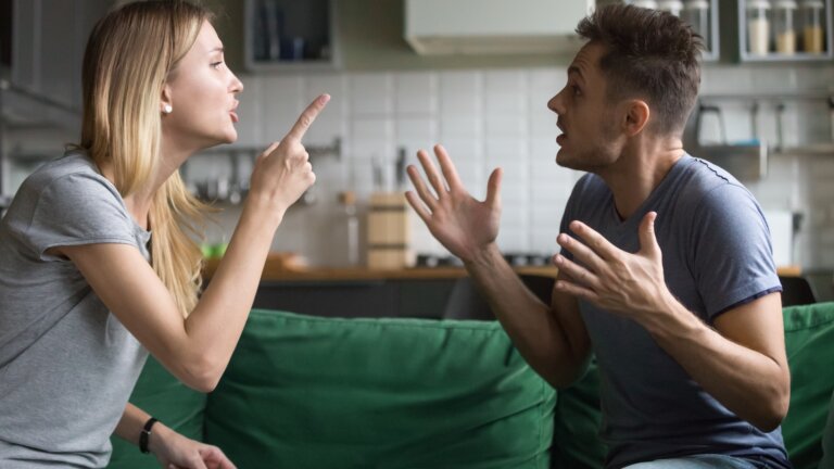 Parejas que discuten mucho: qué revela y cómo mejorar la relación