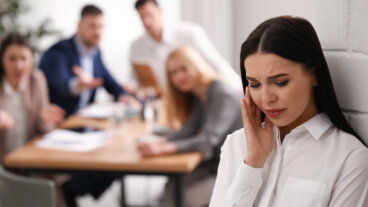 Qué significa callarse para evitar conflictos según la psicología