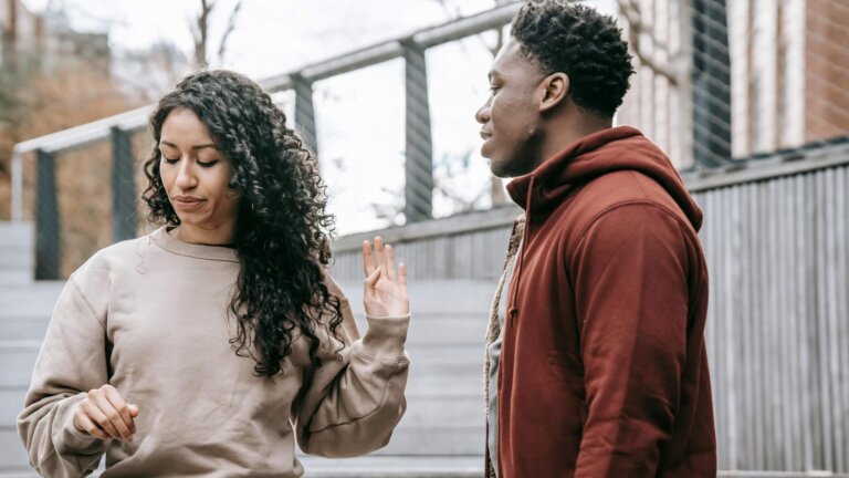 ¿Cómo decir las cosas claras sin herir a otros? 11 consejos clave