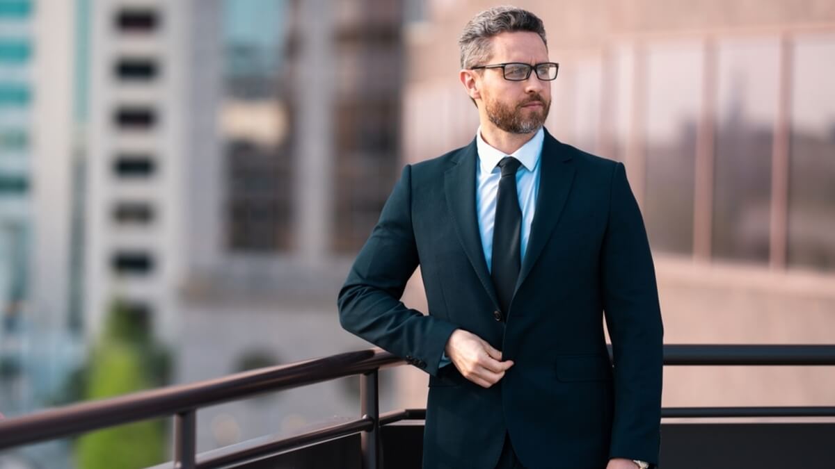 Man draagt een zwarte colbert