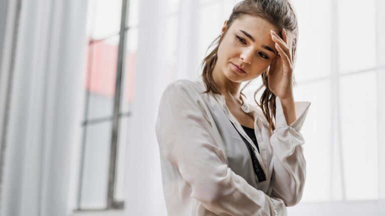 Ansiedad silenciosa, cuando sonríes por fuera y te desbordas por dentro