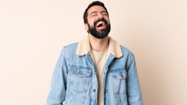 Qué significa cuando una persona se ríe sola en voz alta, explicado por la psicología