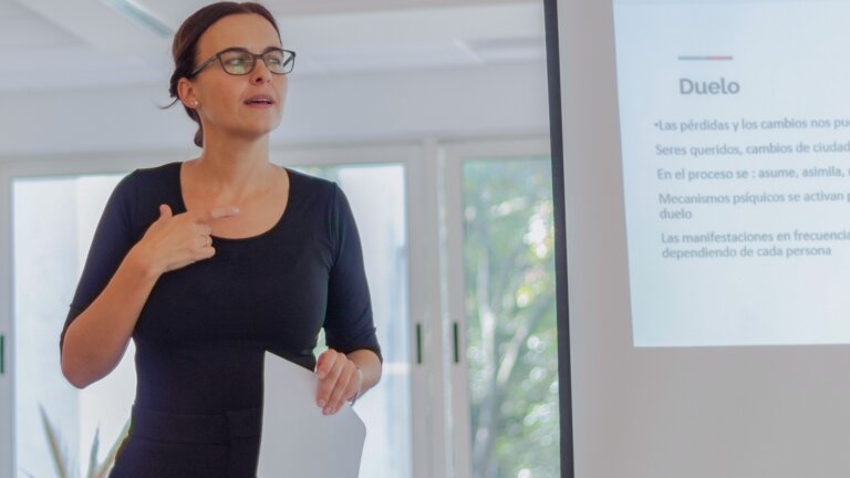 Virginia Frutos, psicóloga: "Darse cuenta de que tus padres se hacen mayores cambia la forma en que ves todo"