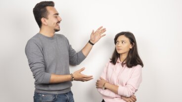 “No me gusta mostrar cariño en público”: lo que realmente esconde esa incomodidad