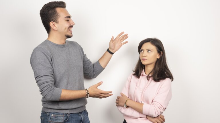 “No me gusta mostrar cariño en público”: lo que realmente esconde esa incomodidad