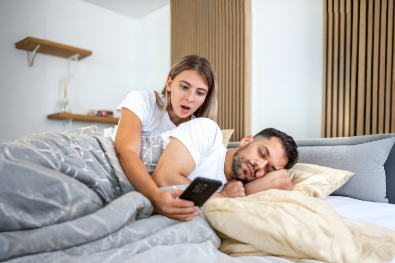 Microinfidelidades digitales: ¿por qué afectan tanto a una relación?